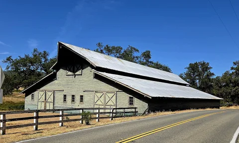 Grange au toit en tôle ondulée en bord de route