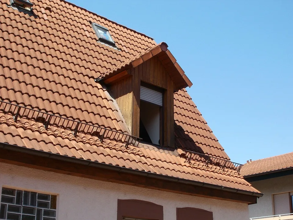 Lucarne et fenêtre de toit dans une couverture en tuiles