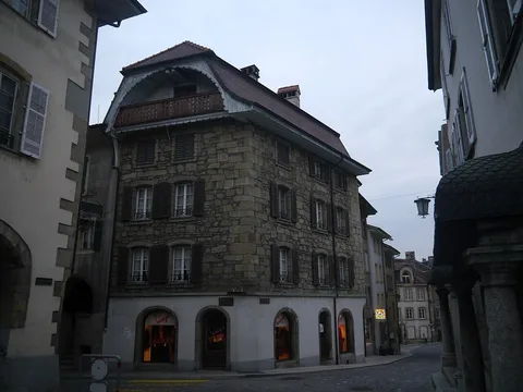 Toit mansardé d'une maison en pierre de la vieille ville d'Estavayer-le-Lac