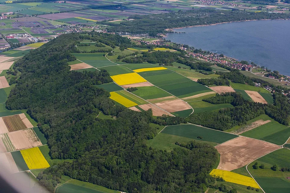 Le Mont Vully et le lac de Morat vus du ciel