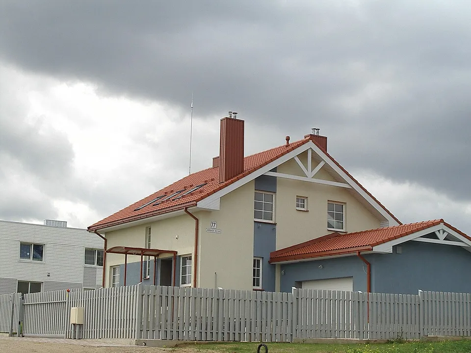Mât de paratonnerre sur le toit d'une villa