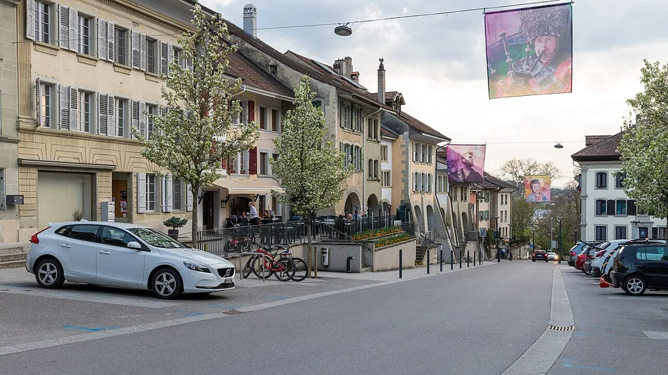 La Rue Centrale et ses toits dans la vieille ville d'Avenches