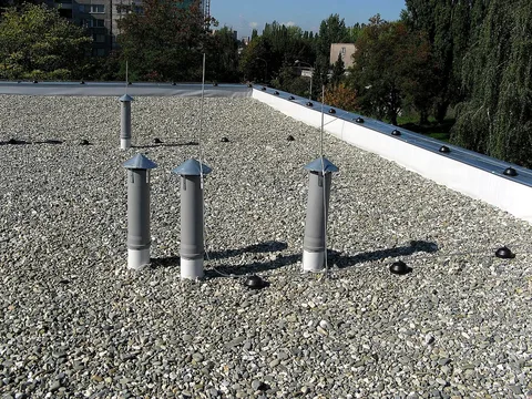 Sorties de ventilation sur un toit plat gravillonné