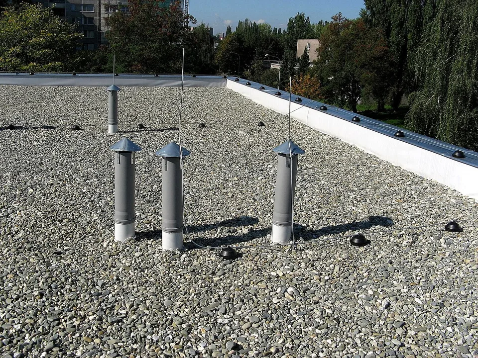 Sorties de ventilation sur un toit plat gravillonné