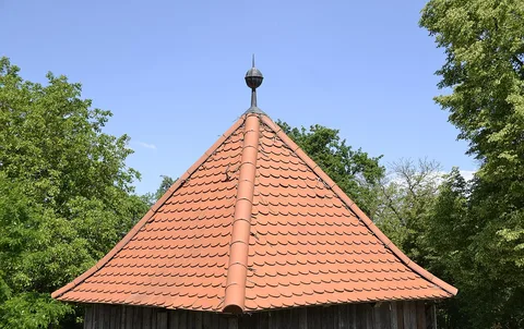 Tuiles écaille neuves sur un toit de pavillon